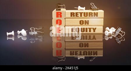 Geschäfts- und Rechtskonzept. Auf einer schwarzen reflektierenden Oberfläche liegen Knöpfe und Holztafeln mit der Aufschrift - Return on Equity Stockfoto