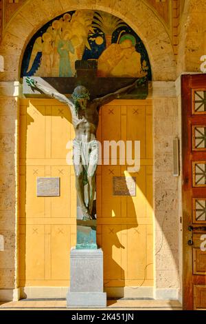 Kruzifix im Vorraum der Klosterkirche der Erzabtei St. Martin vom Benediktinerkloster Beuron, Baden-Württemberg, Deutschland. Stockfoto