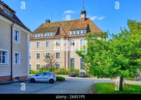 Beuron, Baden-Württemberg, Deutschland, Europa, August 27, 2021: Fahrzeuge parken vor St. Martins Erzabtei des Beuron Benediktinerklosters. Stockfoto