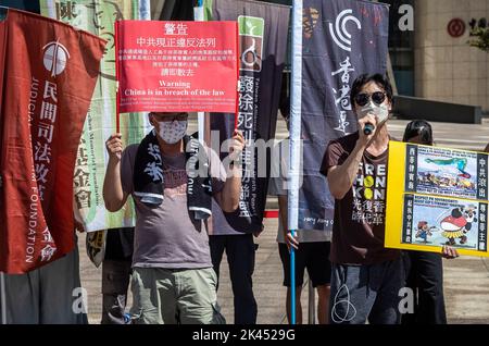 Taipeh. 30. September 2022. Menschenrechtsorganisationen protestieren gegen den chinesischen Autoritarismus und Imperialismus vor dem Hauptquartier der Bank of China in Taipei, Taiwan am 30/09/2022 protestieren Demonstranten gegen die Zusammenarbeit zwischen China und Russland angesichts des Krieges in der Ukraine, Sowie Menschenrechtsverletzungen auf dem Gebiet der Volksrepublik China von Wiktor Dabkowski Kredit: dpa/Alamy Live News Stockfoto