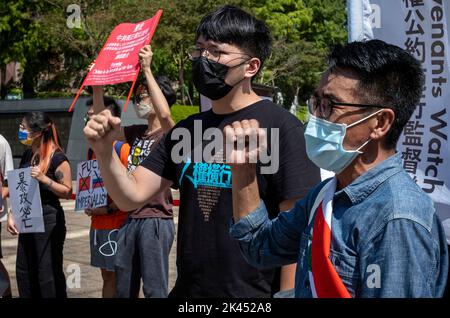 Taipeh. 30. September 2022. Menschenrechtsorganisationen protestieren gegen den chinesischen Autoritarismus und Imperialismus vor dem Hauptquartier der Bank of China in Taipei, Taiwan am 30/09/2022 protestieren Demonstranten gegen die Zusammenarbeit zwischen China und Russland angesichts des Krieges in der Ukraine, Sowie Menschenrechtsverletzungen auf dem Gebiet der Volksrepublik China von Wiktor Dabkowski Kredit: dpa/Alamy Live News Stockfoto