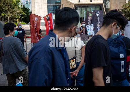 Taipeh. 30. September 2022. Menschenrechtsorganisationen protestieren gegen den chinesischen Autoritarismus und Imperialismus vor dem Hauptquartier der Bank of China in Taipei, Taiwan am 30/09/2022 protestieren Demonstranten gegen die Zusammenarbeit zwischen China und Russland angesichts des Krieges in der Ukraine, Sowie Menschenrechtsverletzungen auf dem Gebiet der Volksrepublik China von Wiktor Dabkowski Kredit: dpa/Alamy Live News Stockfoto