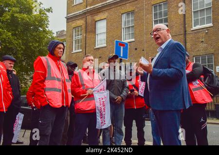 London, Großbritannien. 30. September 2022. CWU-Generalsekretär Dave ward hält eine Rede. Die Communication Workers Union (CWU) führte eine Streikaktion vor dem Royal Mail Camden Delivery Office durch, während Postarbeiter ihre Lohnstreiks fortsetzen. Kredit: Vuk Valcic/Alamy Live Nachrichten Stockfoto