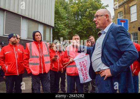 London, Großbritannien. 30. September 2022. CWU-Generalsekretär Dave ward hält eine Rede. Die Communication Workers Union (CWU) führte eine Streikaktion vor dem Royal Mail Camden Delivery Office durch, während Postarbeiter ihre Lohnstreiks fortsetzen. Kredit: Vuk Valcic/Alamy Live Nachrichten Stockfoto