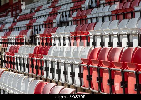 Reihen leerer Sitze im Fußballstadion Stockfoto