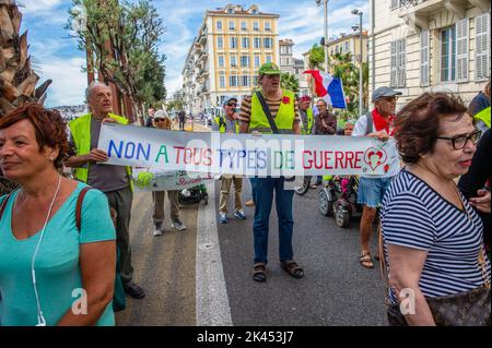 Nizza, Frankreich. 29. September 2022. Eine Gruppe von Gelbwesten hält während der Demonstration ein Anti-Kriegs-Banner. Auf Aufruf der CGT-Gewerkschaft in Nizza wurde eine Demonstration organisiert, um höhere Löhne und gegen die Rentenreform zu fordern. Kredit: SOPA Images Limited/Alamy Live Nachrichten Stockfoto