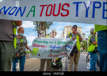 Nizza, Frankreich. 29. September 2022. Eine Gruppe von Gelbwesten hält während der Demonstration ein Anti-Kriegs-Banner. Auf Aufruf der CGT-Gewerkschaft in Nizza wurde eine Demonstration organisiert, um höhere Löhne und gegen die Rentenreform zu fordern. Kredit: SOPA Images Limited/Alamy Live Nachrichten Stockfoto