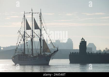 Bremen, Deutschland. 30. September 2022. Das Segelschiff 'Großherzogin Elisabeth' und weitere Schiffe nehmen am Deutschen Schiffstag 36. an einer Bootsparade von Bremen nach Bremerhaven Teil. Quelle: Sina Schuldt/dpa/Alamy Live News Stockfoto