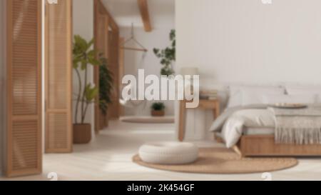 Verschwommener Hintergrund, Schlafzimmer aus Landholz in Nahaufnahme im Boho-Stil. Bett, Hängesessel und Topfpflanzen. Fenster mit Fensterläden und Tapeten. Böhmisch Stockfoto