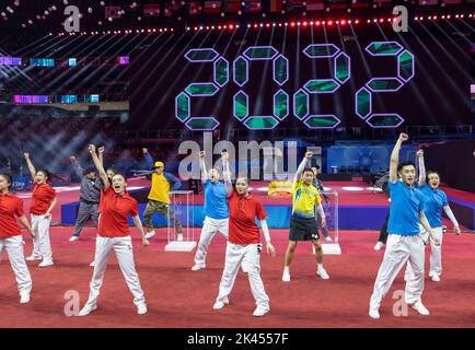 CHENGDU, CHINA - 29. SEPTEMBER 2022 - Tänzer treten während der Eröffnungszeremonie der ITTF World Team Championships Finals 2022 in der High Technology Zone auf Stockfoto
