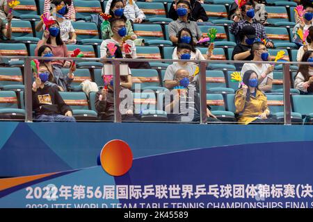 CHENGDU, CHINA - 29. SEPTEMBER 2022 - das Publikum nimmt an der Eröffnungszeremonie der ITTF World Team Championships 2022 im High Technology Zone Sports Teil Stockfoto