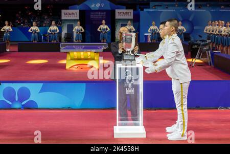 CHENGDU, CHINA - 29. SEPTEMBER 2022 - die Trophäe des Corbillon Cups wird während der Eröffnungszeremonie der ITTF World Team Championships Finals 2022 in H ausgestellt Stockfoto