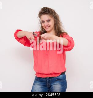 Frau frei von Schulden Attraktive Schneiden bis ihre Kreditkarte Stock Foto Stockfoto