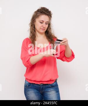 Frau frei von Schulden Attraktive Schneiden bis ihre Kreditkarte Stock Foto Stockfoto