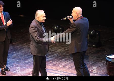 27. September 2022, neapel, Italien: Die traditionelle Veranstaltung des San Gennaro Preises fand im Theater San Ferdinando statt. Jedes Jahr hat Gianni Simioli alle neapolitanischen Künstler gesammelt, indem er den San Gennaro-Preis ausgab und sie zwischen Gesang, Schauspiel und Kultur ausstellte. Franco Ricciardi und Simona Boo schlossen sich ihm an. Unter den am meisten erwarteten Gästen 99 Posse, Dries Mertens und Matteo Paolillo, Schauspieler der Netflix TV-Serie ''Mare Fuori' (Bildquelle: © Ariann Dimicco/Pacific Press via ZUMA Press Wire) Stockfoto