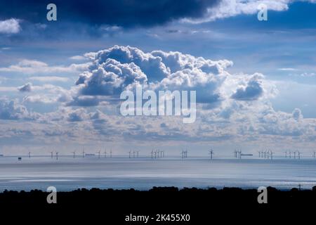Brighton, 29. 2022. September: Cumulonimbuswolken sammeln sich über der Rampion Wind Farm vor der Sussex-Küste bei Brighton Stockfoto