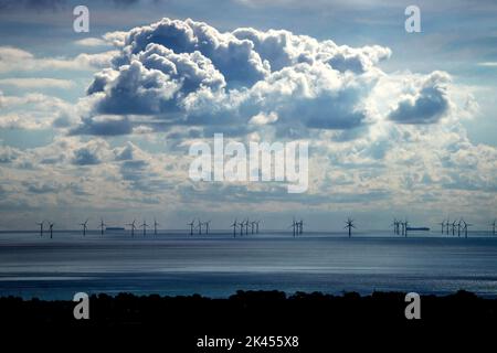 Brighton, 29. 2022. September: Cumulonimbuswolken sammeln sich über der Rampion Wind Farm vor der Sussex-Küste bei Brighton Stockfoto