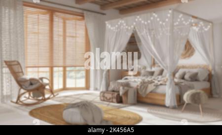 Verschwommener Hintergrund, elegantes Schlafzimmer mit Himmelbett. Parkett, Naturtapete und Rohrdecke. Böhmische Rattan- und gebleichte Holzmöbel. Boho Stockfoto