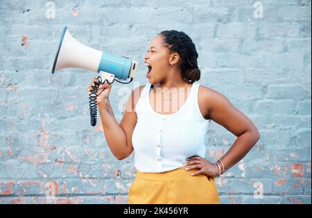 Schwarze Frau, Megaphon-Lautsprecher und Ansage auf Wandhintergrund für Rede, Protest und wütende Stimme. Feministische Kundgebung kämpft für Menschenrechte, Gerechtigkeit Stockfoto