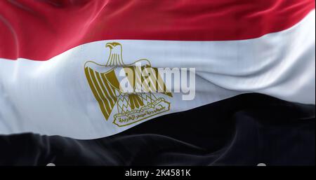 Nahaufnahme der im Wind wehenden ägyptischen Nationalflagge. Die Arabische Republik Ägypten ist ein Land im Nordosten Afrikas. Stoff Stockfoto