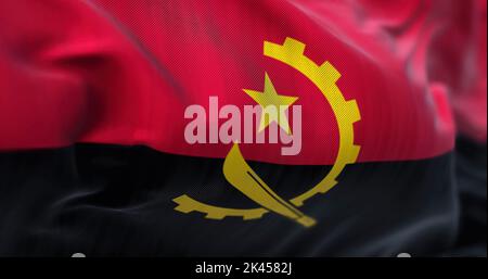 Nahaufnahme der angolanischen Nationalflagge, die im Wind winkt. Die Republik Angola ist ein Land an der Westküste des südlichen Afrikas. Stoff Stockfoto