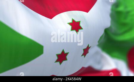 Nahaufnahme der im Wind winkenden Nationalflagge Burundis. Die Republik Burundi ist ein Land im Osten Afrikas. Texturierter Rückengr Stockfoto