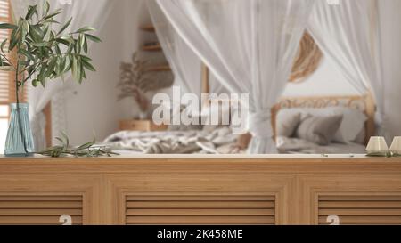 Tischplatte aus Holz, Schrank, Platte oder Regal mit Fensterläden aus nächster Nähe. Olivenzweig in Vase und Kerzen. Verschwommener Hintergrund mit böhmischen Schlafzimmer mit cano Stockfoto