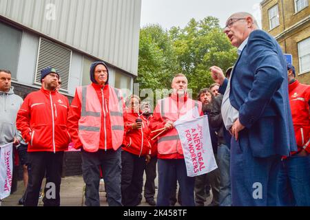 London, Großbritannien. 30. September 2022. CWU-Generalsekretär Dave ward hält eine Rede. Die Communication Workers Union (CWU) führte eine Streikaktion vor dem Royal Mail Camden Delivery Office durch, während Postarbeiter ihre Lohnstreiks fortsetzen. Kredit: Vuk Valcic/Alamy Live Nachrichten Stockfoto