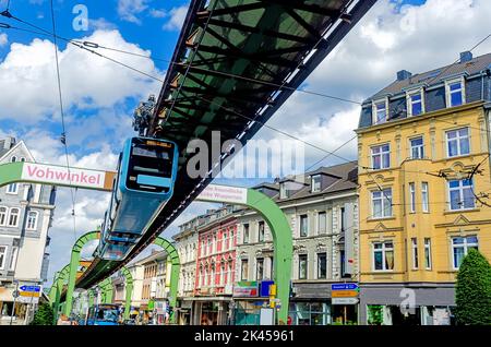 Hauptstraße von Vohwinkel einer Stadtunterteilung von Wuppertal mit der berühmten Wuppertaler Schwebebahn Stockfoto