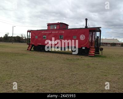 Ein alter roter Klugscheißer in einem Eisenbahndepot, Waycross, USA Stockfoto