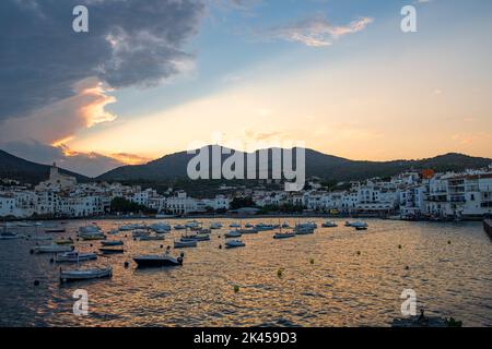 Sonnenuntergangslandschaft der Stadt Cadaques, ein touristisches Sommerziel an der Costa Brava in Katalonien, Spanien Stockfoto