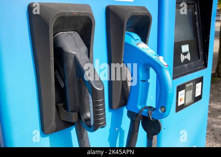 Verschiedene Anschlüsse an osprey 50kw Schnellladestelle für Elektrofahrzeuge in st helens england Stockfoto