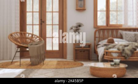 Verschwommener Hintergrund, Boho chic Bauernhaus Schlafzimmer mit Rattan-Bett und Holzmöbeln. Juteppich und Dekore. Vintage-unkonventionelle Innenausstattung Stockfoto