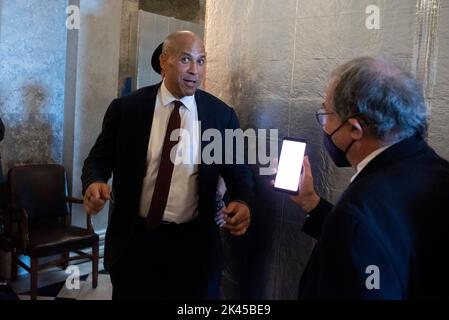 Washington, DC, 29. September 2022. Der US-Senator Cory Booker (Demokrat von New Jersey), spricht mit einem Reporter, nachdem er am Donnerstag, den 29. September 2022, im US-Kapitol in Washington, DC, über ein fortgesetztes Resolutionsprogramm zur Finanzierung der US-Regierung vom 1. Oktober bis 16. Dezember abgestimmt hatte. Foto von Cliff Owen/CNP/ABACAPRESS.COM Stockfoto