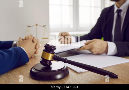 Gavel auf einem Schreibtisch im Büro eines Rechtsanwalts platziert, der Rechtsdienstleistungen für einen Mandanten erbrachte Stockfoto