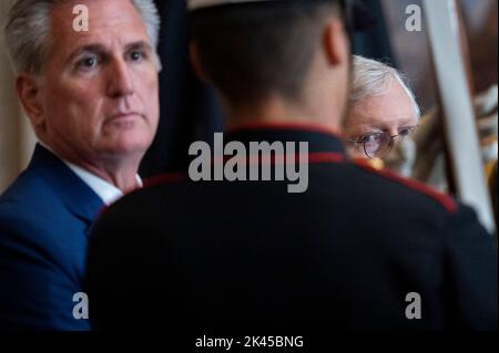 Washington, DC, 29. September 2022. Kevin McCarthy (Republikaner von Kalifornien), Minderheitsführer des Repräsentantenhauses der Vereinigten Staaten, links, Und der Minderheitsführer des US-Senats, Mitch McConnell (Republikaner von Kentucky), rechts, beobachtet eine militärische Ehrenwache während einer Zeremonie zur Enthüllung einer Statue des ehemaligen US-Präsidenten Harry Truman in der Rotunde des US-Kapitols in Washington, DC, Donnerstag, den 29. September, 2022. Foto von Cliff Owen/CNP/ABACAPRESS.COM Stockfoto