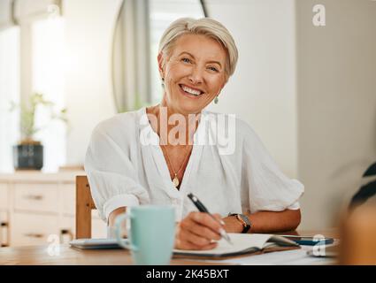 Freiberufliche Autorin, ältere Frau und schreiben im Notizbuch oder Planer glücklich fühlen, entspannen und genießen Ruhestand kreativ zu sein und zu Hause organisiert Stockfoto