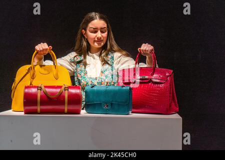 London, Großbritannien. 30 September 2022 . Ein Mitarbeiter von Bonhams hält (L) eine Hermès: Eine Jaune Ambre Epsom Lederbolde 35, 1994, Handtasche (Schätzung. £2.500 - £3.500) und eine Hermès: Eine glänzende Rose Tyrien porosus Krokodil Birkin 35, 2012, (Schätzung. £24.000 - £28.000) bei der Vorschau auf Bonhams Luxus-Designer-Handtaschen und Modeverkauf. Der Verkauf findet am 4. Oktober statt. Kredit: amer ghazzal/Alamy Live Nachrichten. Stockfoto