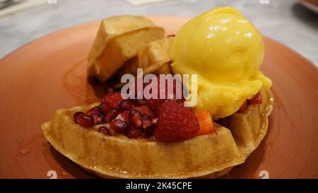 Dessert Mit Obstwaffel Stockfoto
