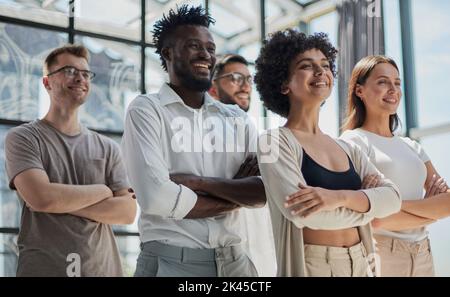 Lächelnd professionelle Führungskräfte und Mitarbeiter Gruppe team Portrait Stockfoto