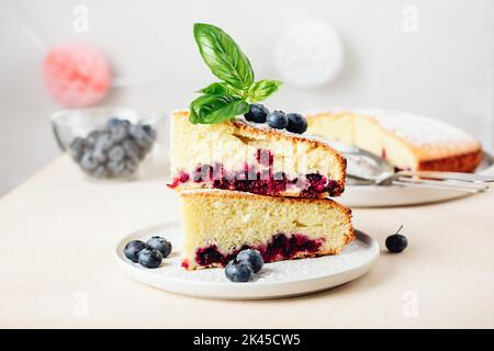 Blaubeer-Zitrone-Biskuitkuchen auf einem Teller, Nahaufnahme. Stockfoto