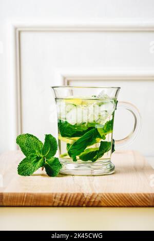 Kalter melisse-Tee mit Zitrone und Eis. Stockfoto