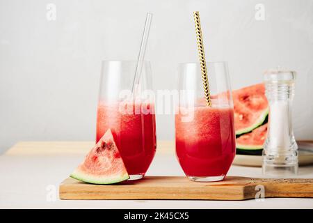 Zwei Gläser erfrischende Wassermelone Agua fresca trinken. Stockfoto