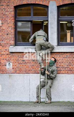 Die Abbildung zeigt eine Trainingsübung während eines königlichen Besuchs bei der DSU, Direktion der Sondereinheiten, der Bundespolizei, in Etterbeek, Brüssel, am Donnerstag, 29. September 2022 in Brüssel. BELGA FOTO ERIC LALMAND Stockfoto