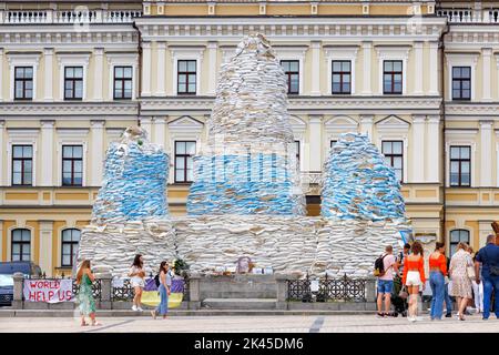 Schutz der historischen Denkmäler vor möglichen Schlägen mit Sandsäcken auf dem Michailowskaja Platz in Kiew. Kiew, Ukraine, 24. Juli 2022 Stockfoto