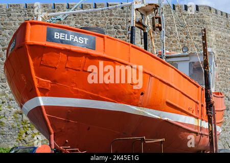 Rotes Fischerboot namens „Belfast“ aus dem Wasser in Carrickfergus, County Antrim, Nordirland, Vereinigtes Königreich Großbritannien Stockfoto