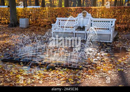 Peterhof, St. Petersburg, Russland - 06. Oktober 2021: Brunnenkracker 'Bank' oder 'Kieselsteine' ohne Menschen im Herbst. Unterer Park Peterhof Stockfoto