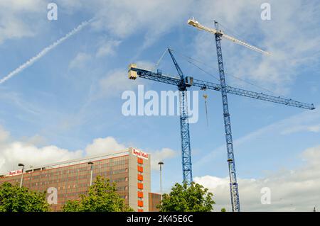 Zwei Turmdrehkrane am Standort des Obel Building, Belfast, Nordirland, Großbritannien Stockfoto