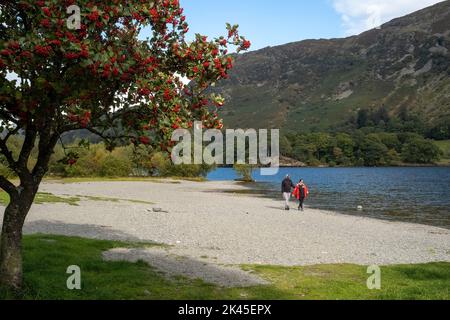 Spaziergänger neben Lake Ullswater, Glenridding, Lake District National Park, Cumbria, Großbritannien Stockfoto