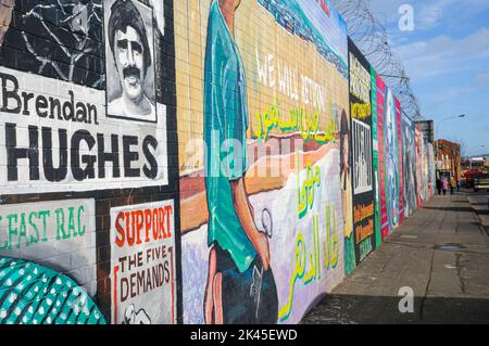 Republikanische/nationalistische Wandgemälde auf der Divis Street/Falls Road, Belfast, Nordirland Stockfoto